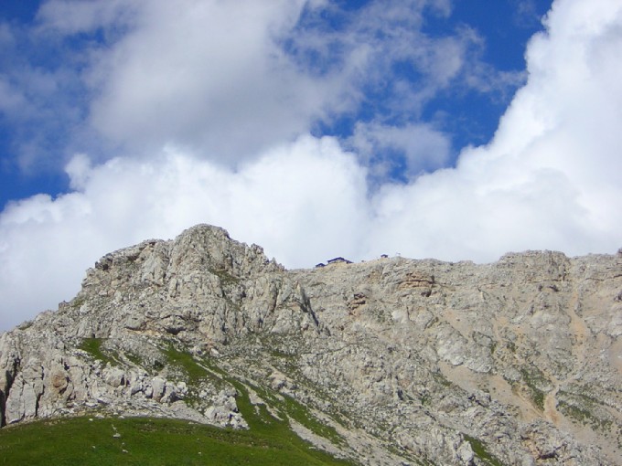 da Passo Pampeago, vista sul rifugio Torre di Pisa