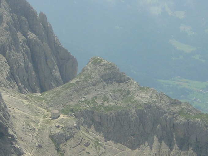 in lontananza, il rifugio Velo della Madonna