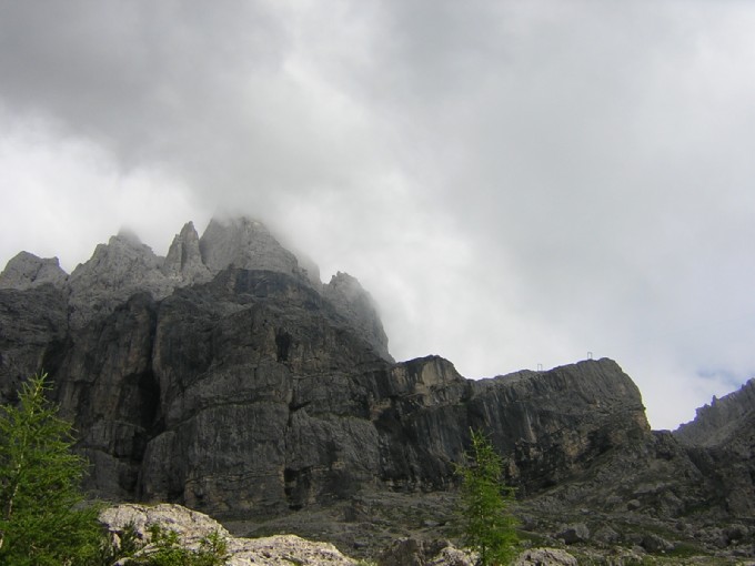 la teleferica che rifornisce il rif. Velo della Madonna