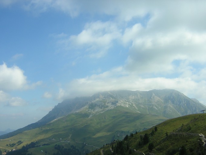 vista del Latemar coperto dalle nuvole