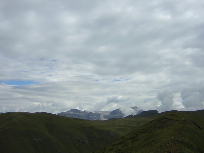 il sentiero di cresta, sullo sfondo il Sella