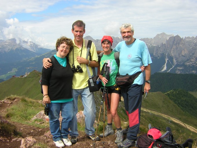 sulla cima del Sass d'Adam, Rossella  Daniele Anna e Mauro (sullo sfondo la Marmolada)