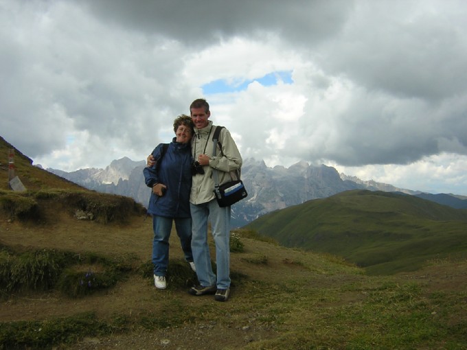Rossella e Daniele (sullo sfondo i Monzoni)