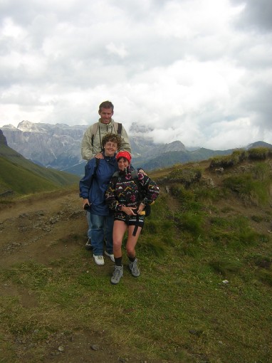 Daniele Rossella e Anna (sullo sfondo verso il Pordoi)