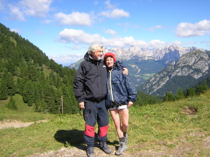 Mauro e Anna, sullo sfondo il Catinaccio dal Passo Lusia