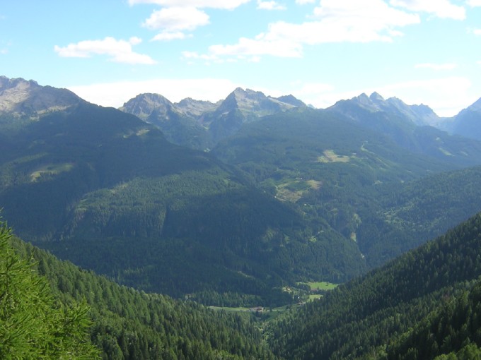 Zaluna (casa Bosin) dalla Val Viezzena - sullo sfondo i Lagorai