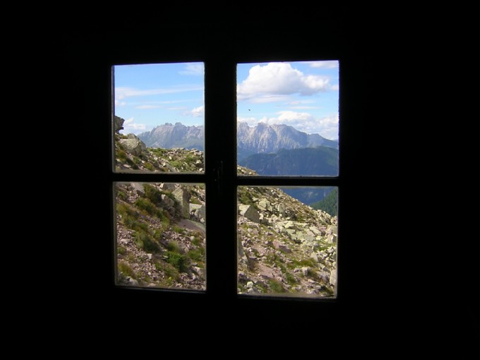 vista dalla finestra del bivacco Paolo e Nicola