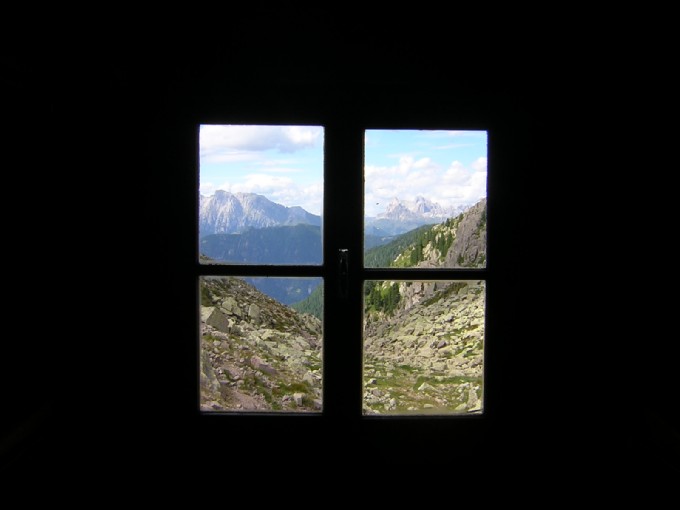 vista dalla finestra del bivacco Paolo e Nicola