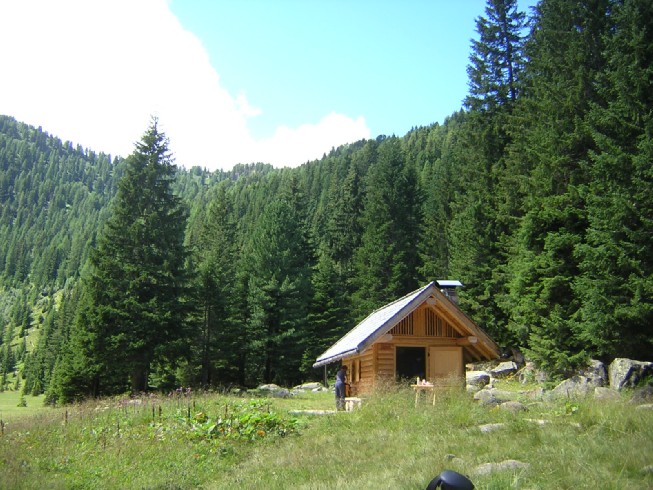 il piccolo bivacco in riva al lago di Cece