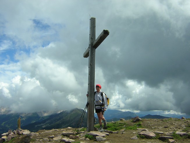 Anna alla croce di vetta del Corno Nero