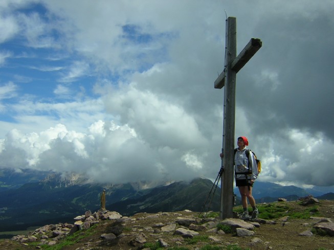 Anna alla croce di vetta del Corno Nero