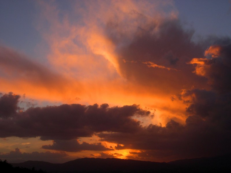 uno spettacolare tramonto come se ne vedono spesso nelle campagne toscane