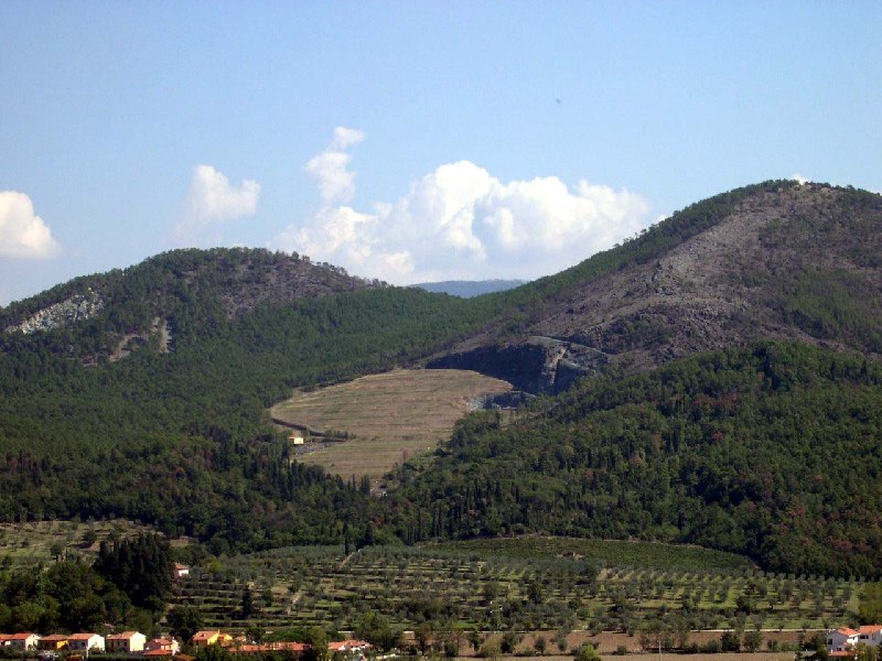 Volpaie dalla Rocca: veduta dalla Rocca di Montemurlo, l'antico borgo situato sulla collina di fronte al Monteferrato