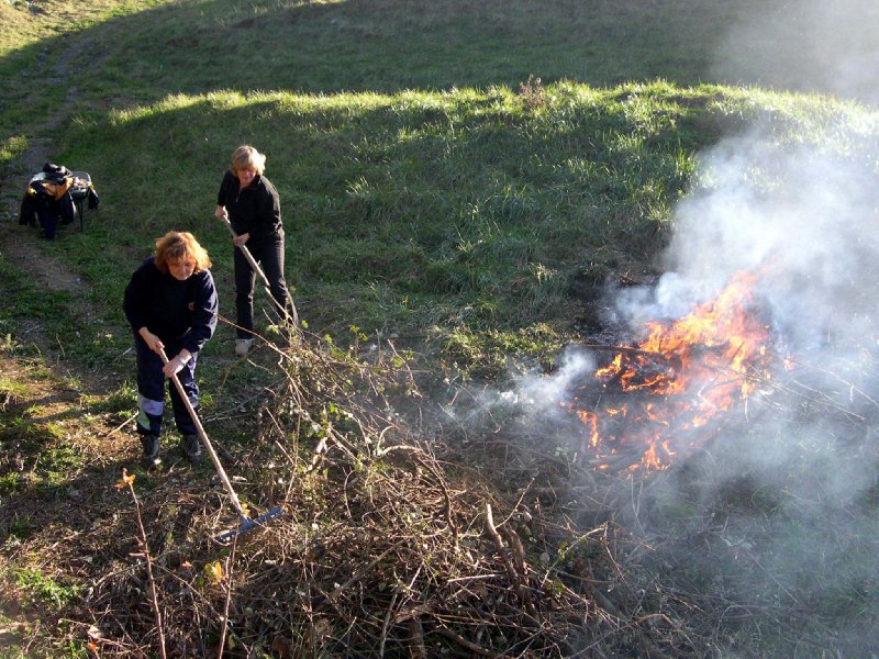 Patrizia e Cristina alle prese con i rovi estirpati da bruciare sui prati della discarica