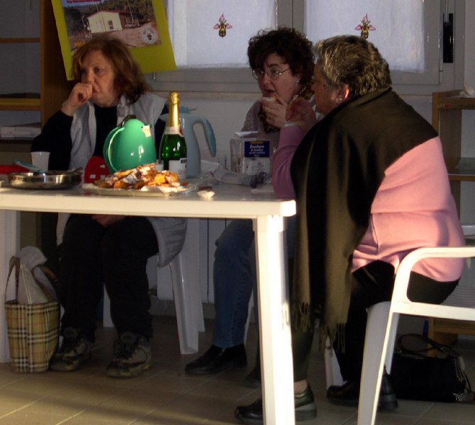 carnevale alle volpaie. Si nota un vassoio di cenci fritti e le tende ricamate a punto croce con il simbolo del giros