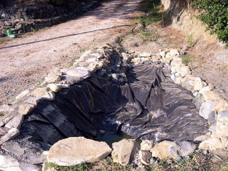 impermeabilizzazione con telo nero di polietilene, siamo a giugno 2004