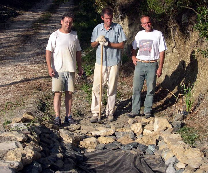 foto ricordo al termine della prima impermeabilizzazione del laghetto giugno-04