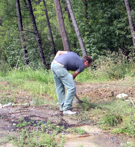 Vangatura orto:   lavori nell'orto per la semina del grano e delle antiche specie        invasive