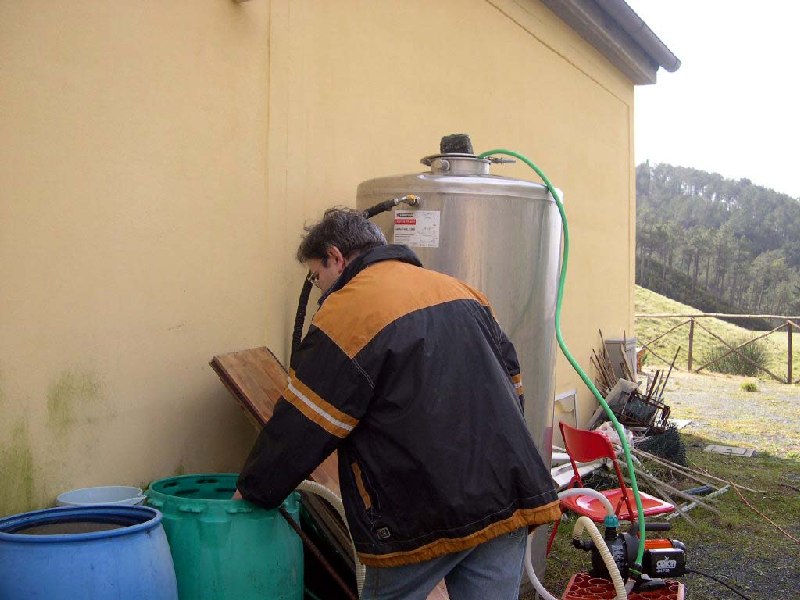 si prepara l'attrezzatura  per pompare l'acqua piovana nel deposito dell'impianto idro-sanitario