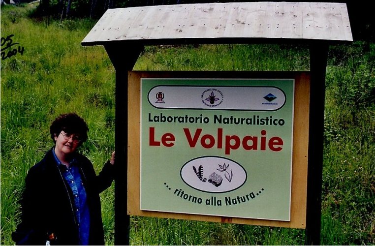 il cartellone: ritorno alla natura  il motto da noi coniato per le Volpaie, ex discarica; i tre simboli da sx in alto sono del comune di Montemurlo del Giros e dellANPIL Monteferrato  area naturale protetta di interesse locale adesso accorpato alla provincia di Prato, il cartellone  posto nei pressi del cancello dingresso 