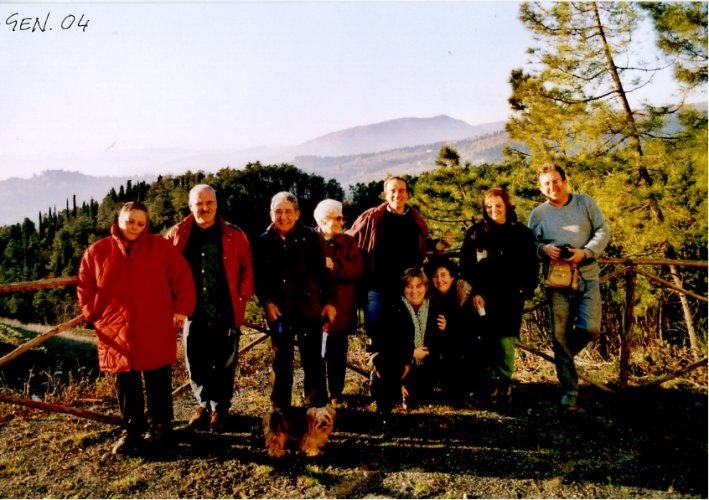 Immagine della sezione pratese del Giros riunita alle Volpaie il 4 gennaio 2004, mariti e mogli tutti insieme sulla balconata naturale verso la piana davanti al centro visite non inquadrato sulla dx