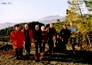 Immagine della sezione pratese del Giros riunita alle Volpaie il 4 gennaio 2004, mariti e mogli tutti insieme sulla balconata naturale verso la piana davanti al centro visite non inquadrato sulla dx