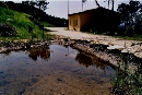  Immagine primaverile del Laghetto del pettirosso e del Centro Visite, sullo sfondo il belvedere sulla piana. Il laghetto  nato nel gennaio 2004 ed ha subito lavori di impermeabilizzazione ed ampliamento nel 2005 cos che oggi possiamo gi parlare di questa piccola pozza dacqua come di un piccolo stagno naturalizzato con specie animali e vegetali che vanno via via colonizzandolo rendendogli un reale valore ecologico. Destate la pozza si secca ma questo  un aspetto del tutto naturale che anzi tende a selezionare le specie in esso viventi. E alimentato dal canale dagio, scavato in terra e roccia serpentinose da daniele e giovanni che capta lacqua superficiale, piovana, da almeno trecento metri a monte. Lacqua che fuoriesce prosegue il percorso verso il rio secco andando a bagnare lago scuro.  Da notare come alle Volpaie tutto abbia un nomignolo esempio la pala che giovanni e tutti poi abbiamo usato per scavare nello stretto si chiama giovanna. Cos che adesso possiamo urlarci a distanza: ce lhai te la giovanna?