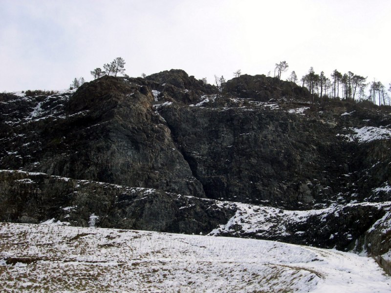 immagine con neve sotto il fronte della vecchia cava