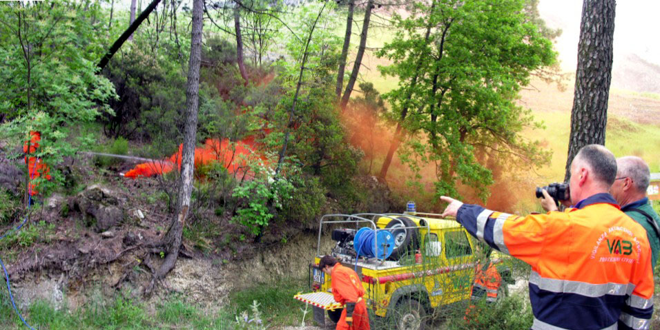 Esercitazione con fumogeni  dei volontari antincendio boschivo
