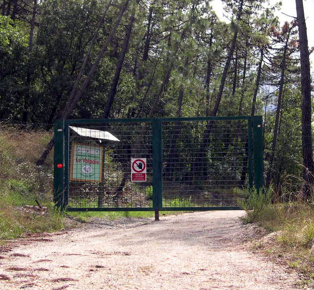 pian di cancello con la bacheca d'ingresso