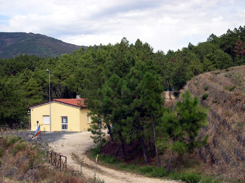 Palazzina sede Giros:   Palazzina centrovisite con bandiera della pace e stradon dello gnomo 