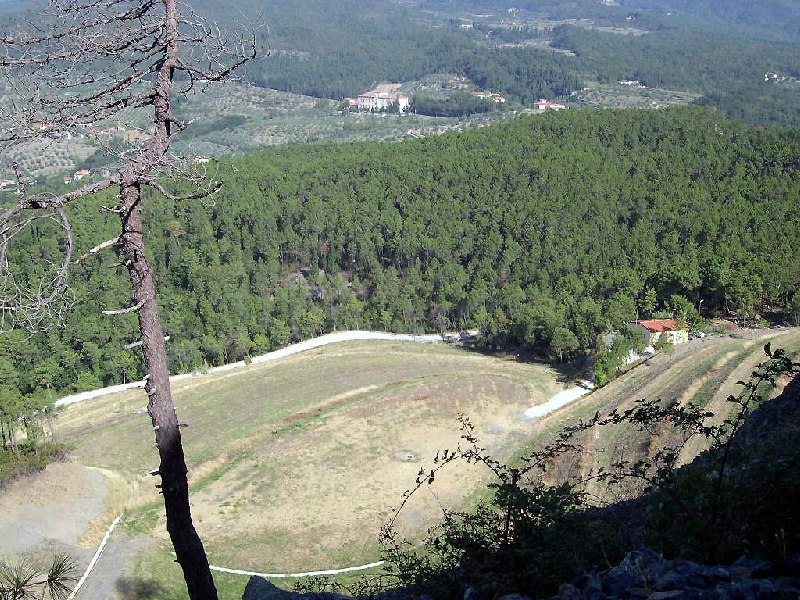 Spianata da E: un'immagine dalla sommit della vecchia cava in serpentino che sovrasta la discarica