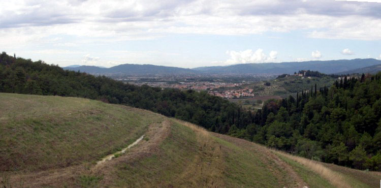 Verso la piana: veduta verso la piana sulle gradonate di ricoprimento discarica